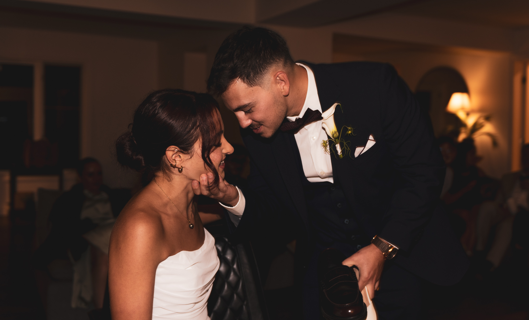 Mariage de Derya et Benjamin — complicité des mariés pendant la soirée